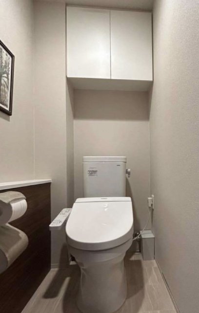 エコカラットがアクセントの高級感溢れるトイレ施工後イメージ１